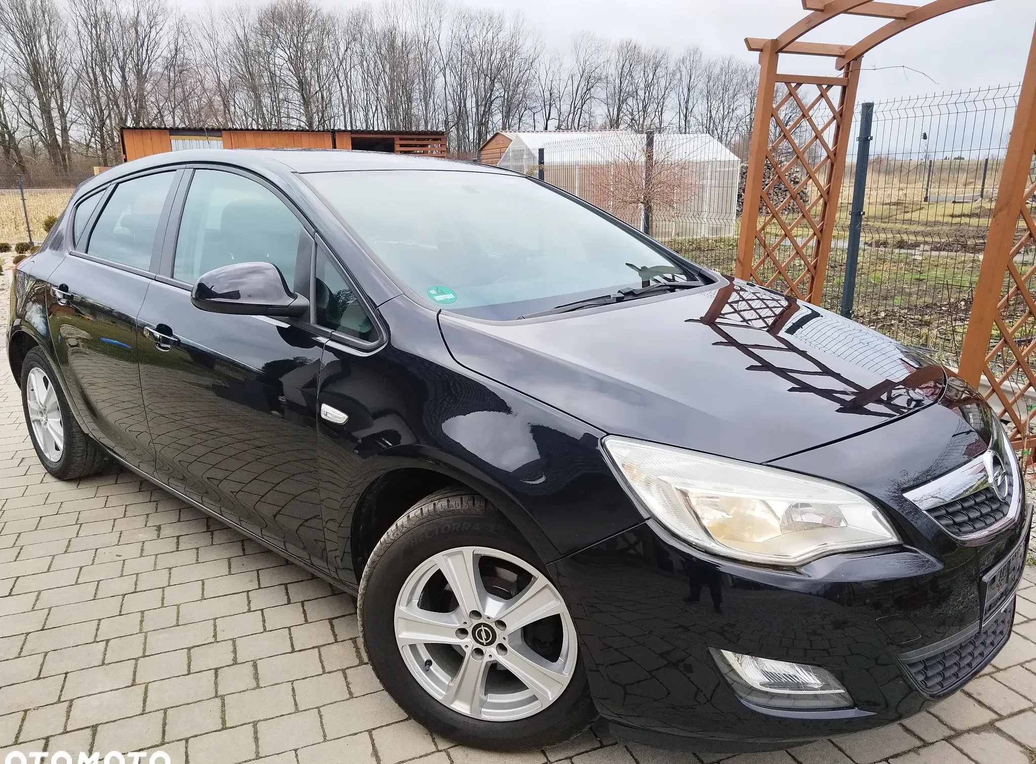 samochody osobowe Opel Astra cena 23900 przebieg: 151000, rok produkcji 2010 z Praszka